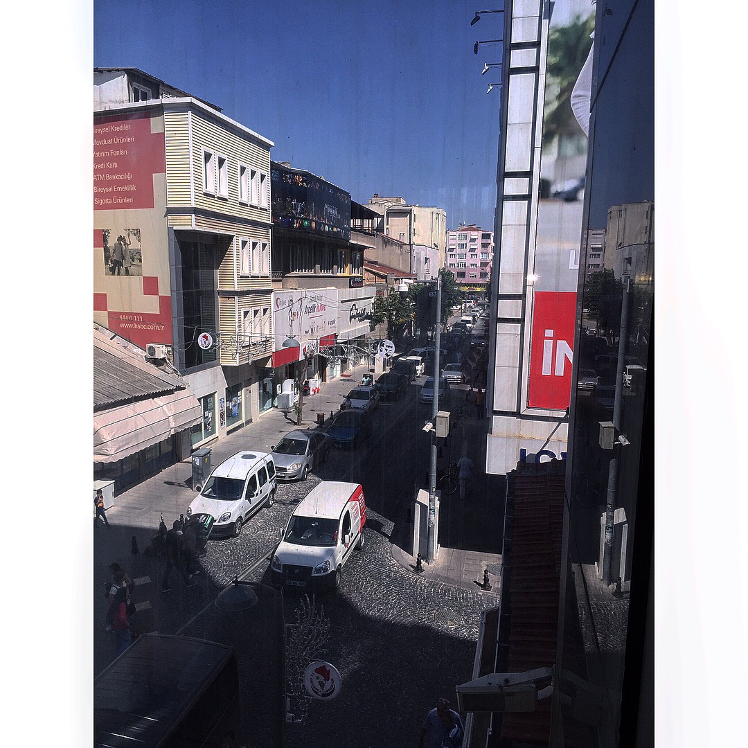 Konumumuzun en işlek caddesi olması öğrencilerimize daha kolay bir yurt hayatı sunuyor. 