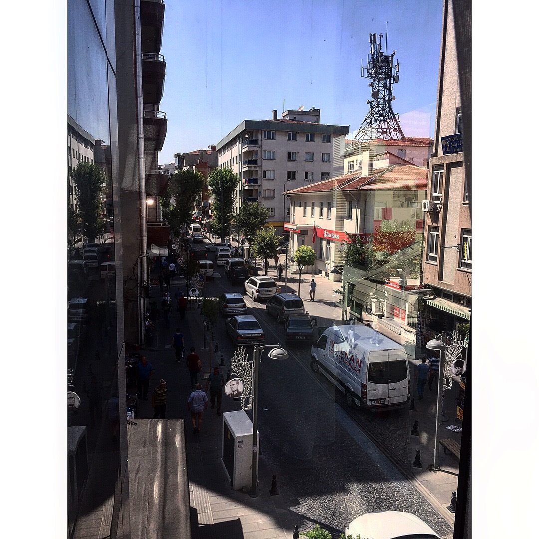 Konumumuzun en işlek caddesi olması öğrencilerimize daha kolay bir yurt hayatı sunuyor. 